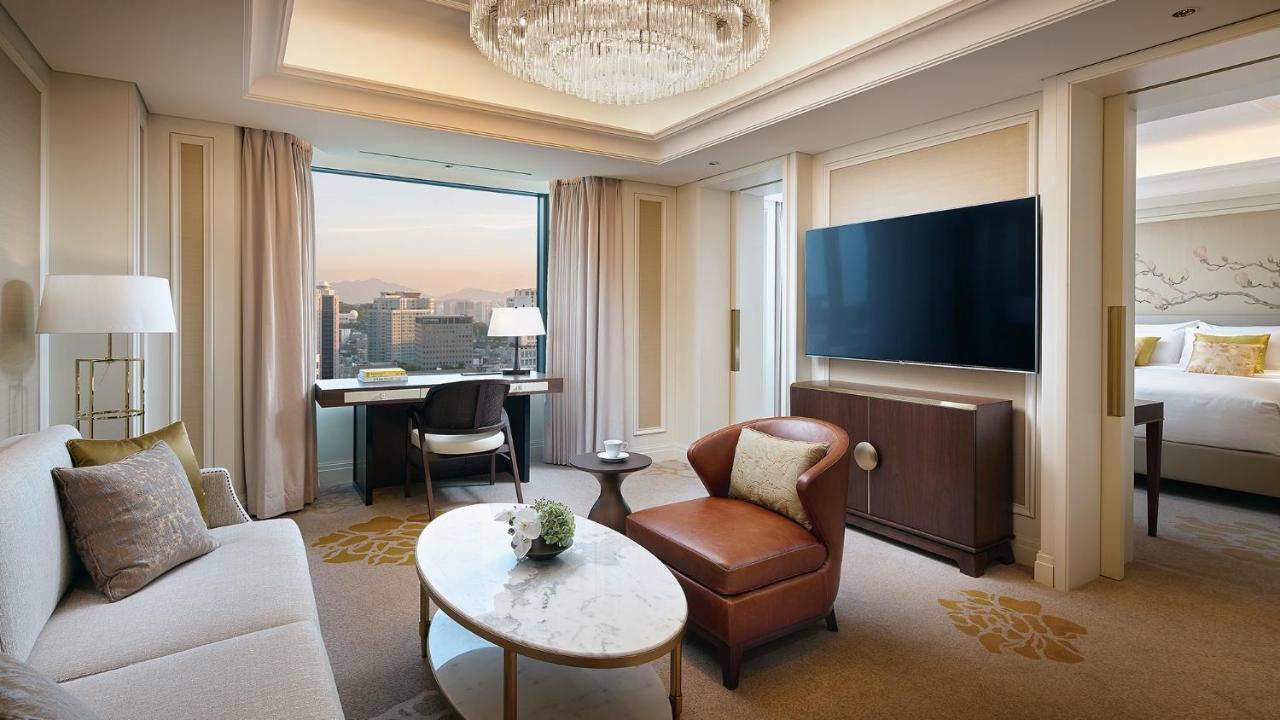 Lotte Hotel Seoul Executive Tower Seul Exterior foto A living room in a suite at The Ritz-Carlton, Osaka