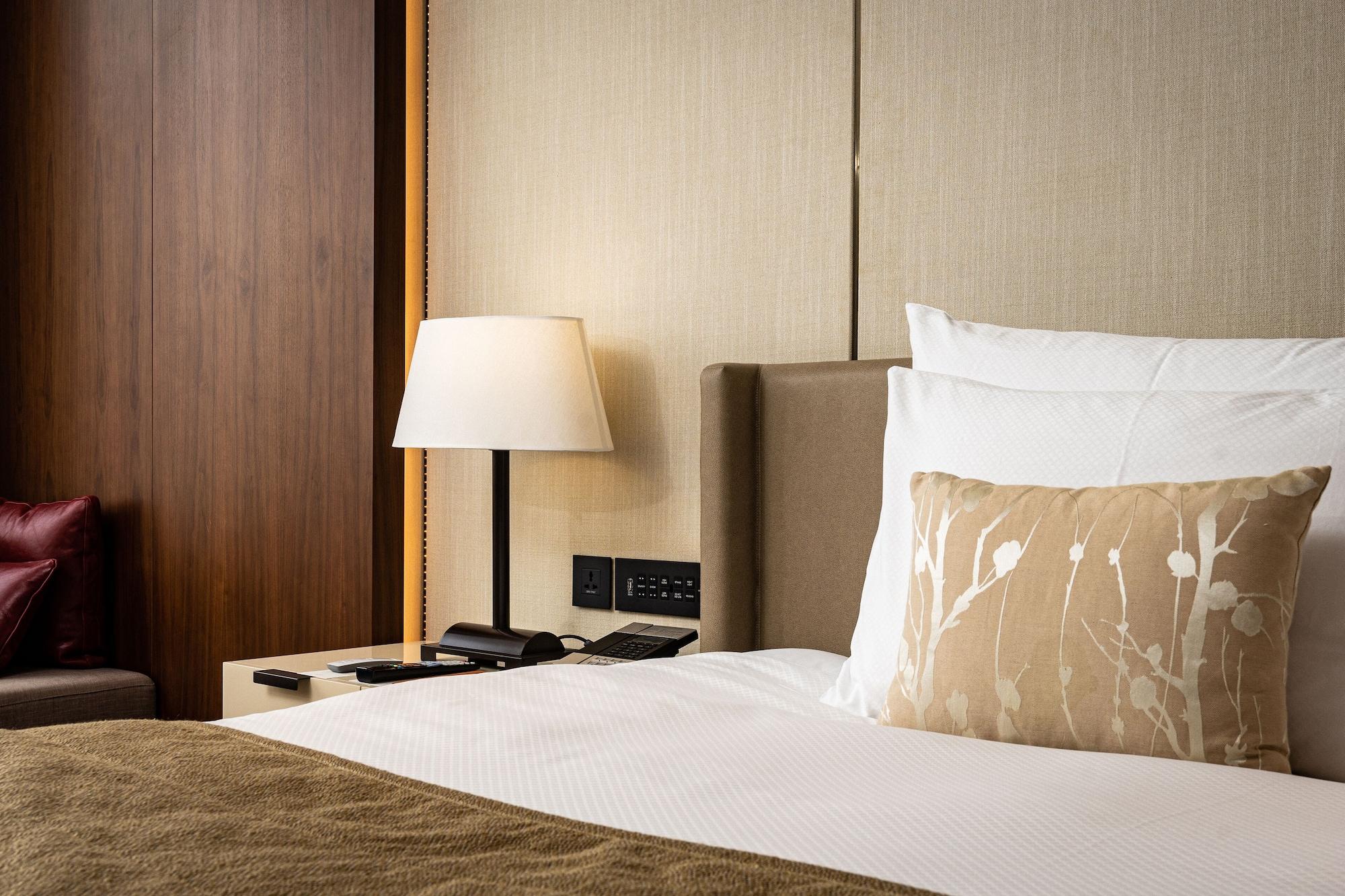 Lotte Hotel Seoul Executive Tower Seul Exterior foto A bed with a nightstand