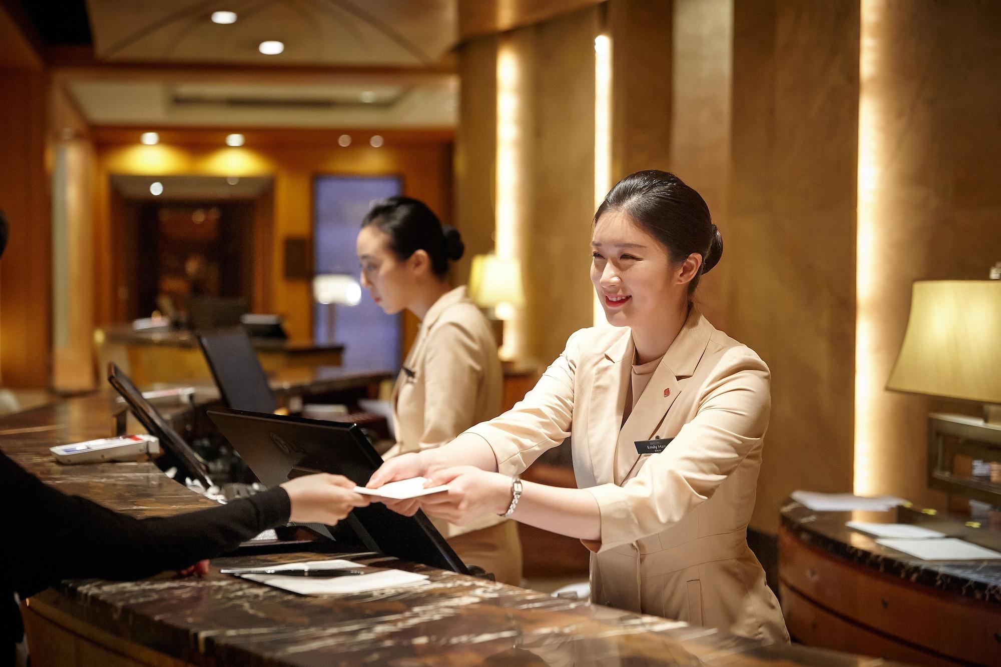 Lotte Hotel Seoul Executive Tower Seul Exterior foto A hotel receptionist