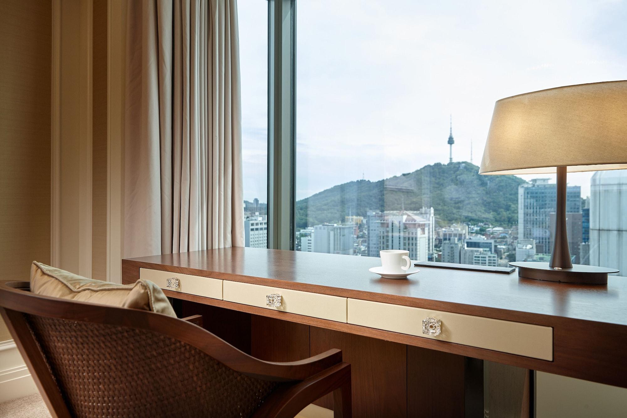 Lotte Hotel Seoul Executive Tower Seul Exterior foto A view of N Seoul Tower from the hotel