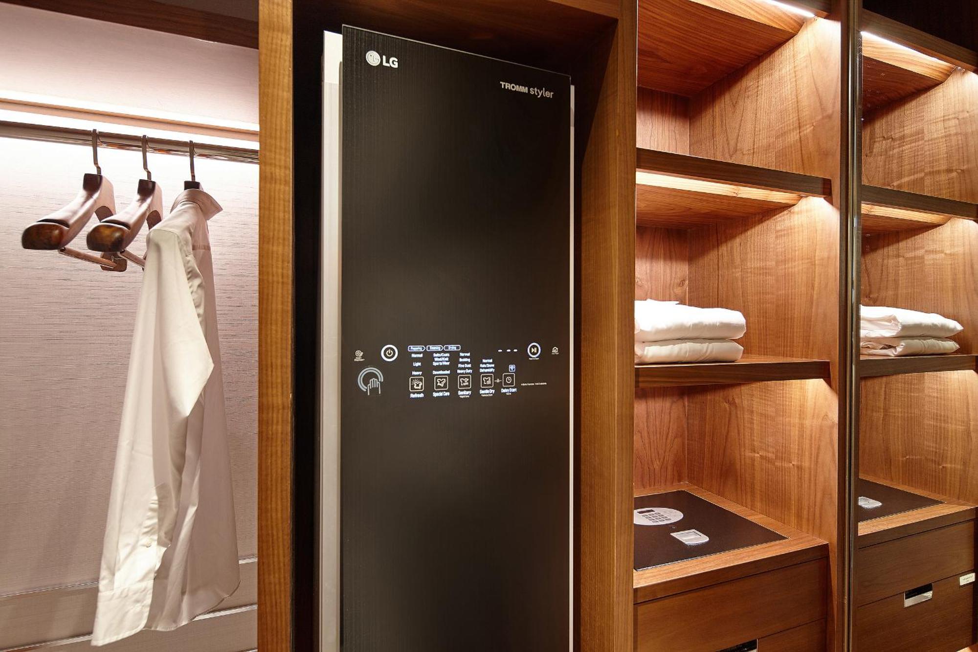 Lotte Hotel Seoul Executive Tower Seul Exterior foto LG Signature refrigerator